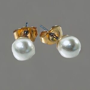 Beautiful goldtone, pearl stud pierced earrings